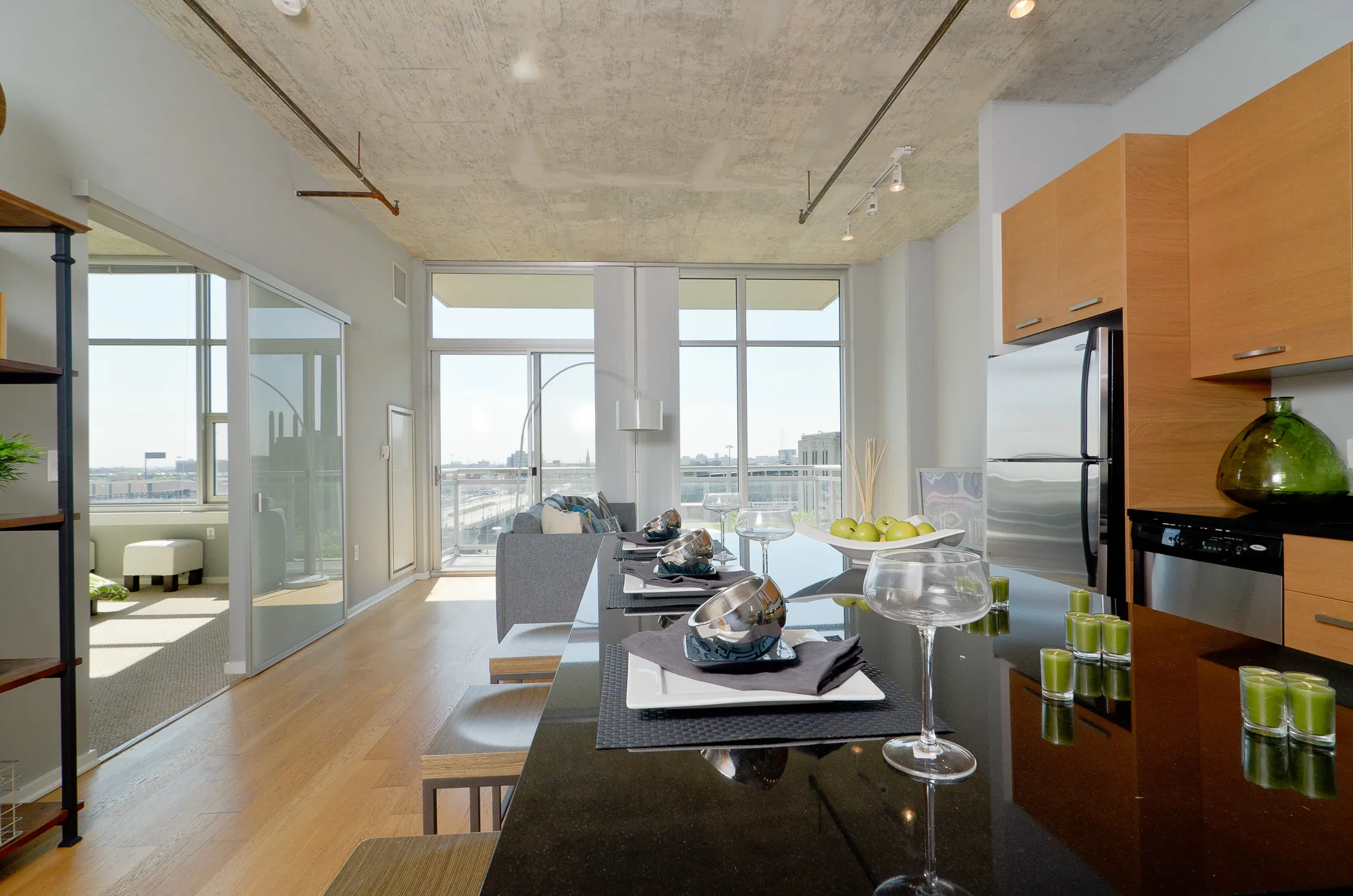 dining room at Roosevelt Collection Lofts in the South Loop