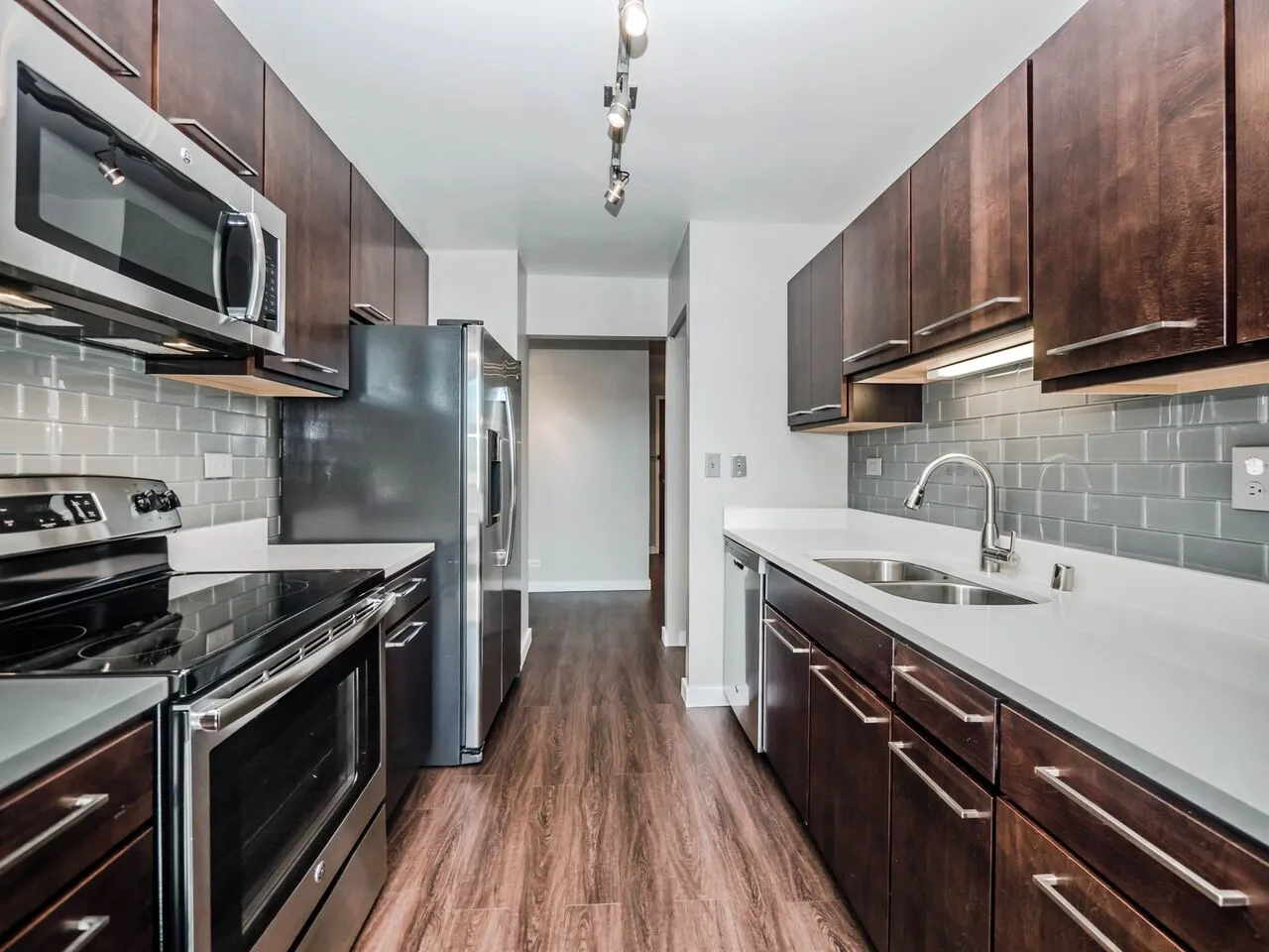 Gally kitchen at 420 E Ohio Apartments in Streeterville Chicago