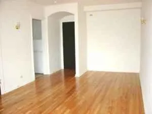 The vintage brick 4423 N Sheridan Road Apartments in Uptown Chicago