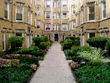 courtyard entarnce of 6960 N Sheridan Apartments