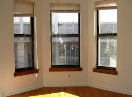 906-908 W Montrose Apartments