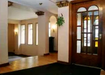 5830 N Kenmore Apartments