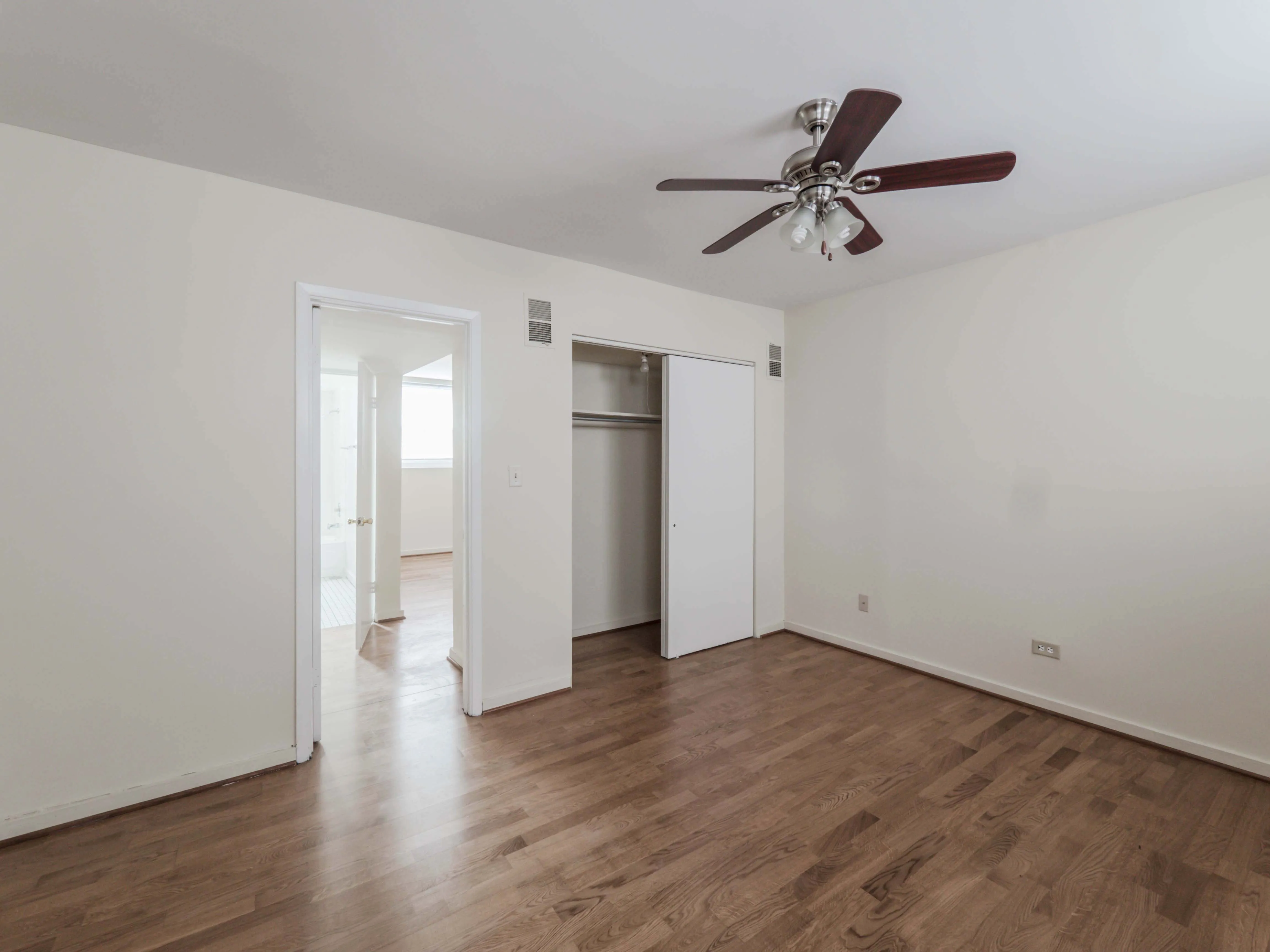 hardwood floors of Park Shores Apartments at 4304 N Sheridan Rd