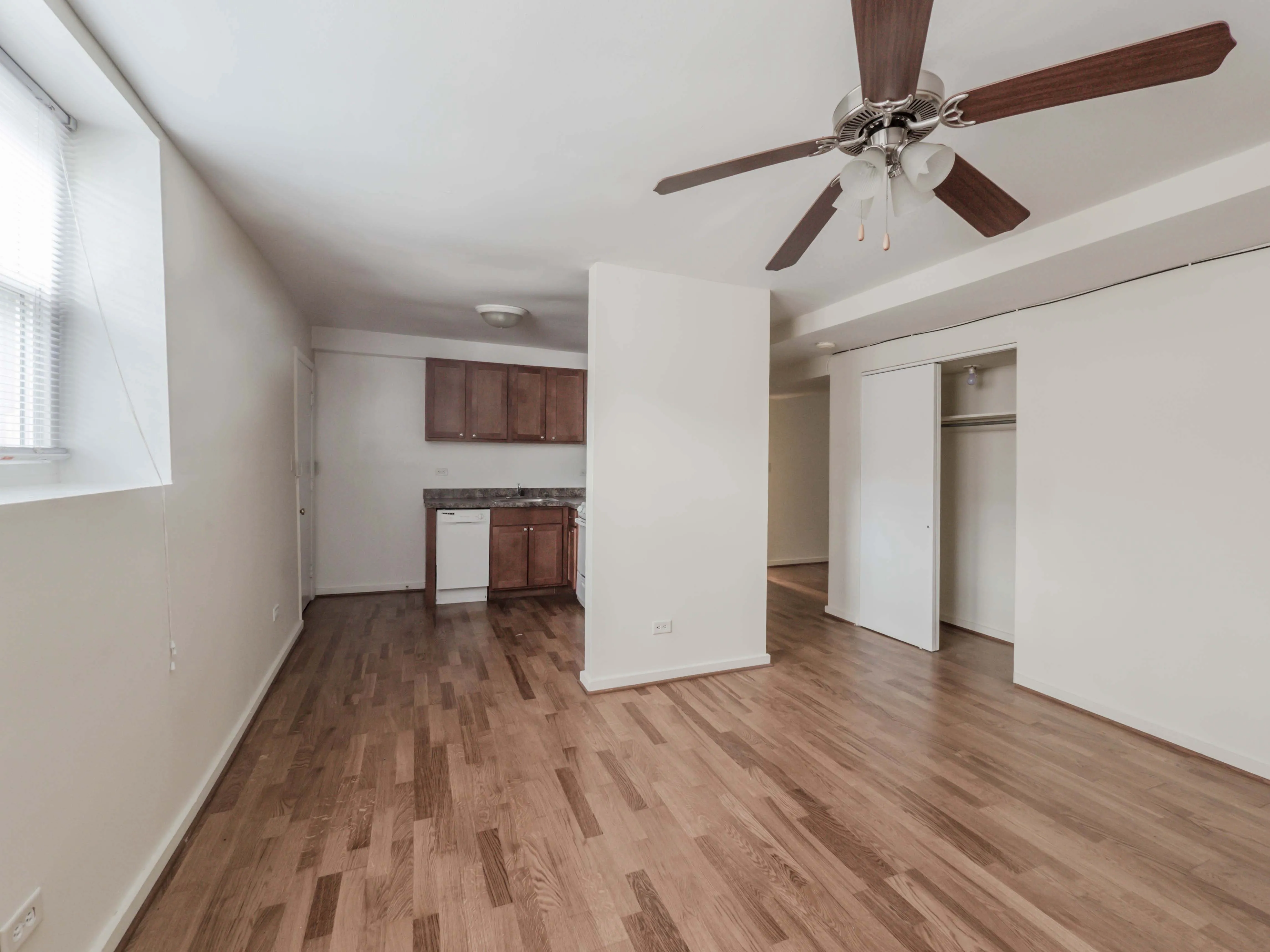 hardwood floors of Park Shores Apartments at 4304 N Sheridan Rd