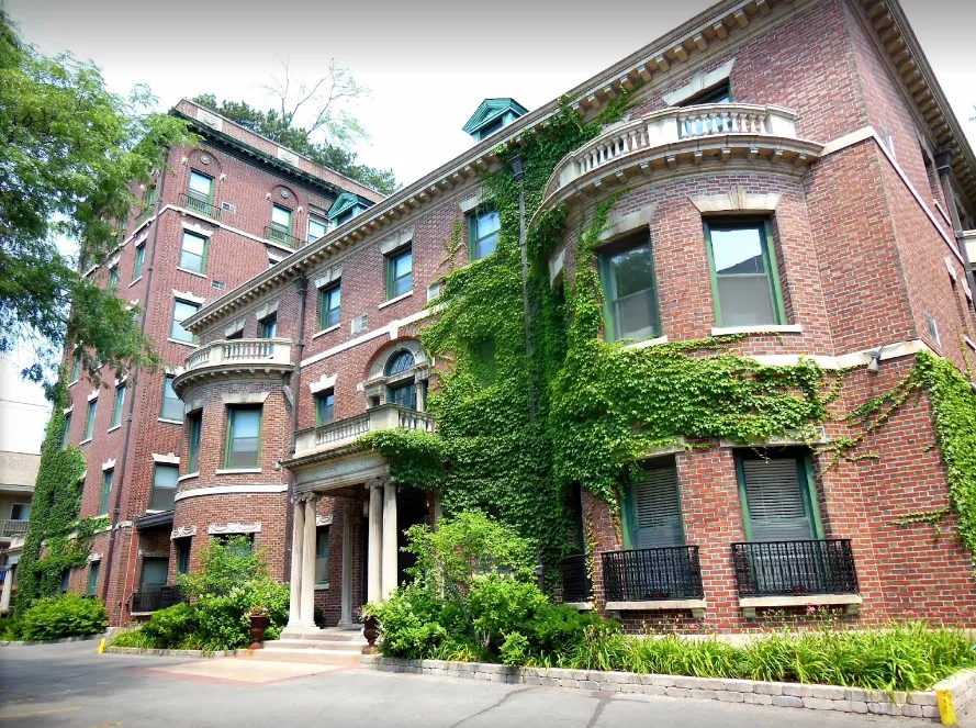 street entrance of Reside on Wellington Apartments in Lakeview Chicago