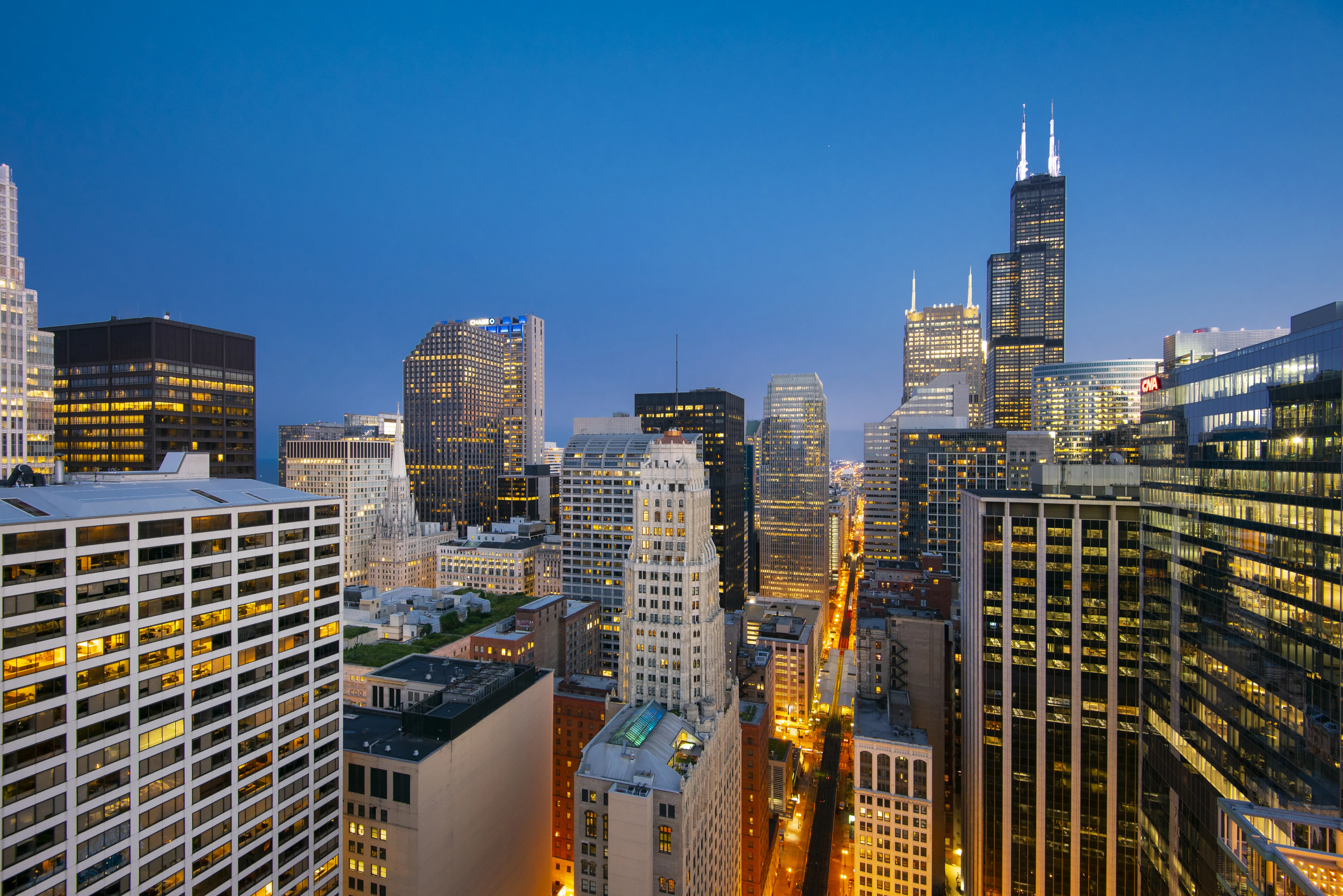 Lake & Wells Apartments in the Chicago Loop