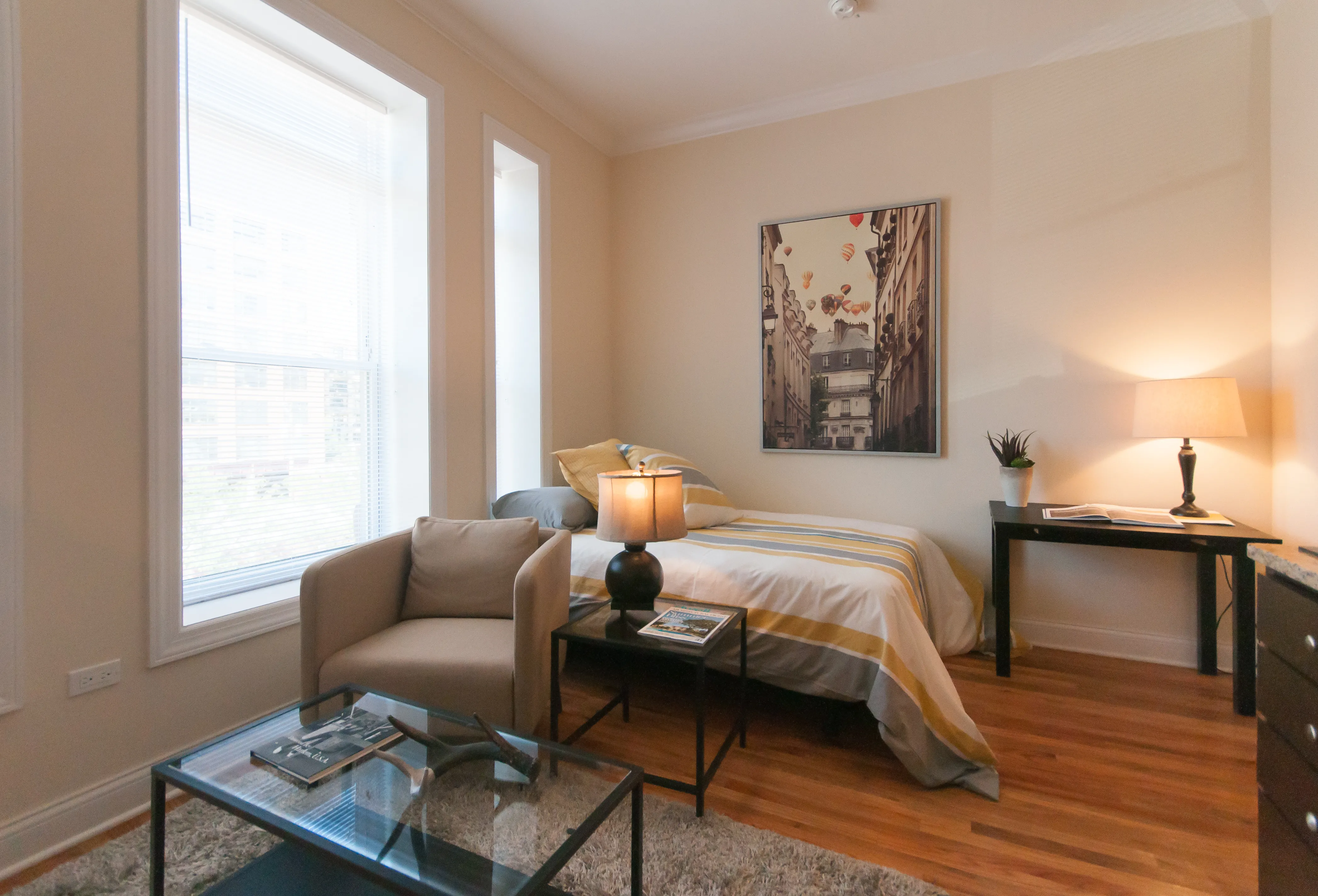 living room at 768 West Jackson Apartments in Chicago