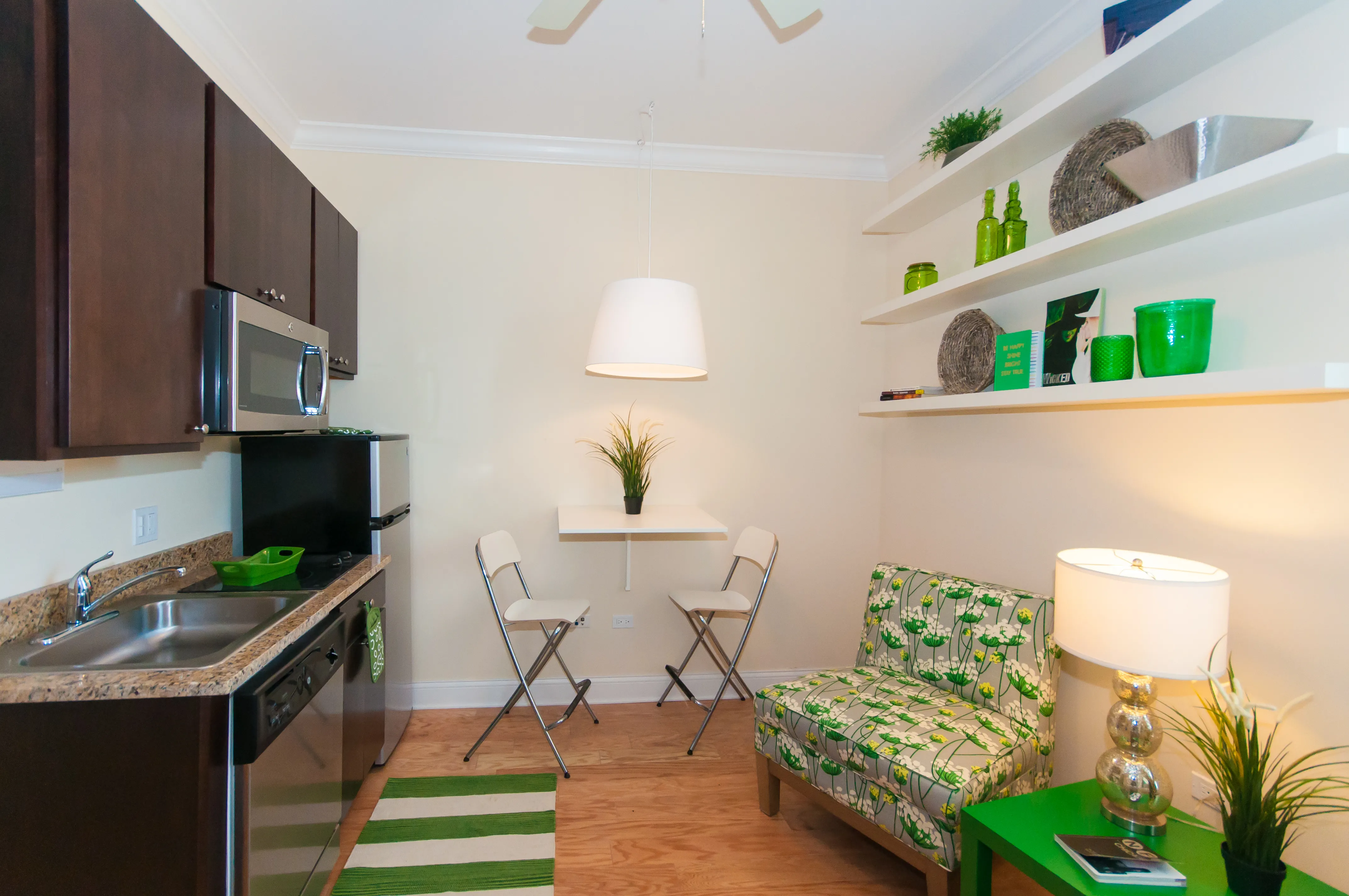 living room at 768 West Jackson Apartments in Chicago