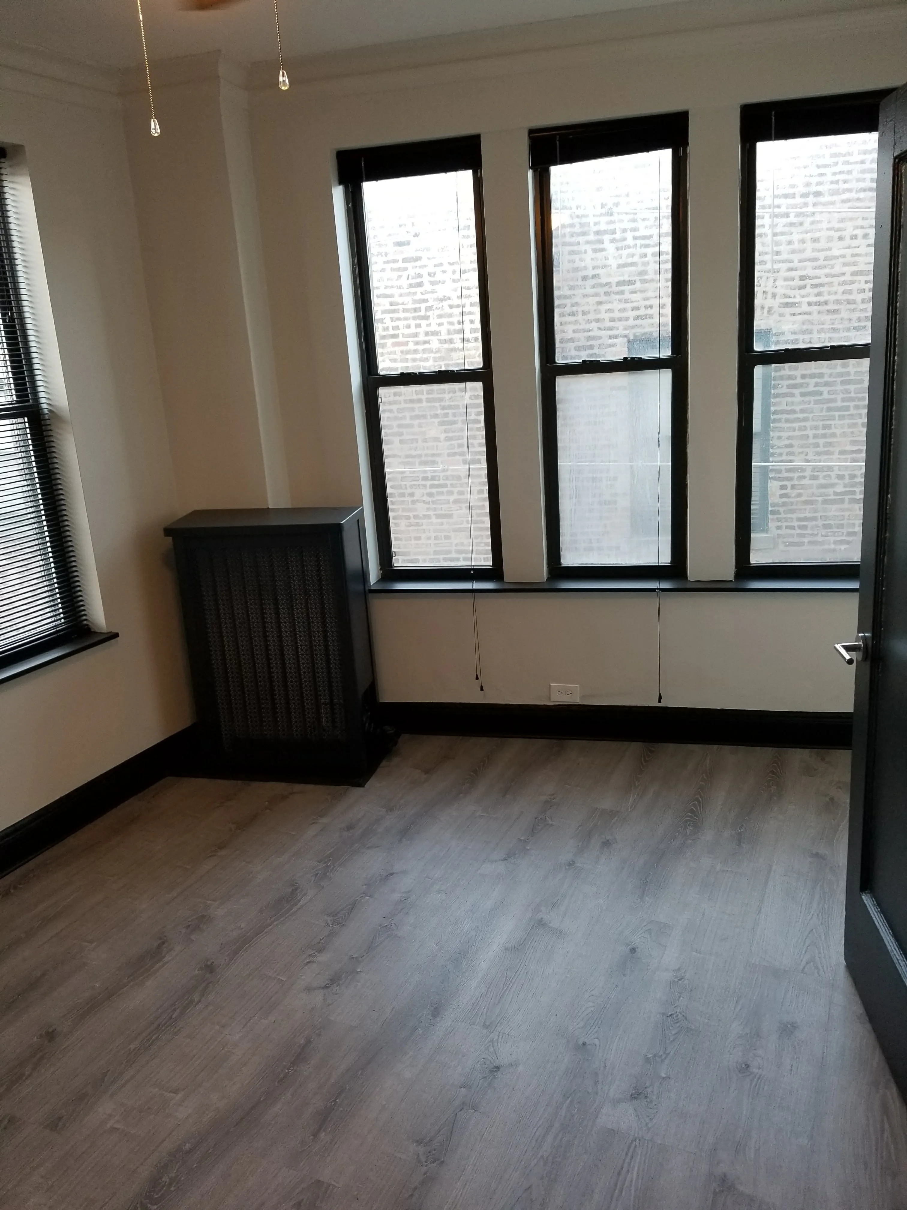 exterior of Vivan Apartments at 6807 North Sheridan Road