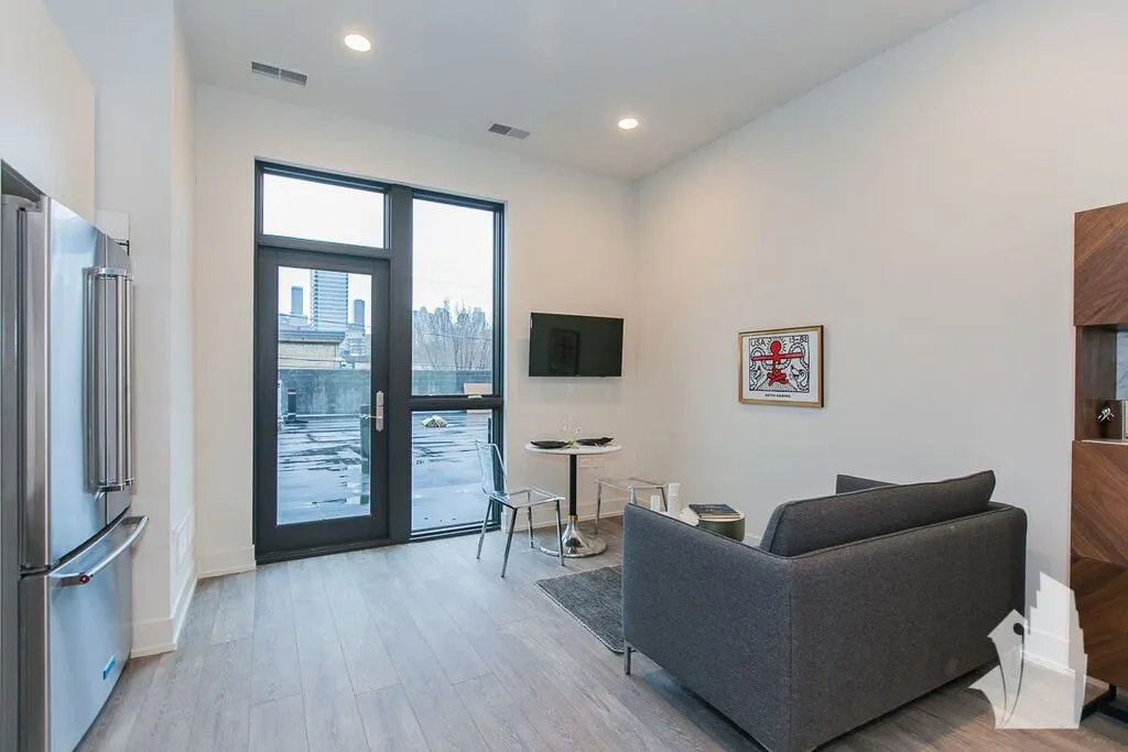 853 North Larrabee Apartments