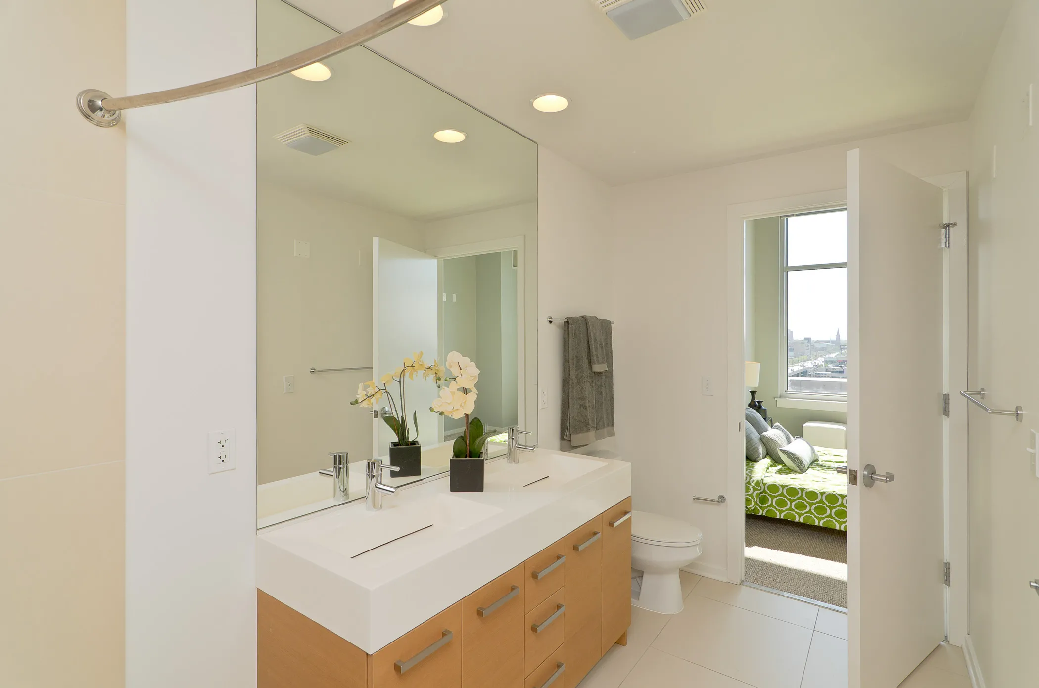 dining room at Roosevelt Collection Lofts in the South Loop