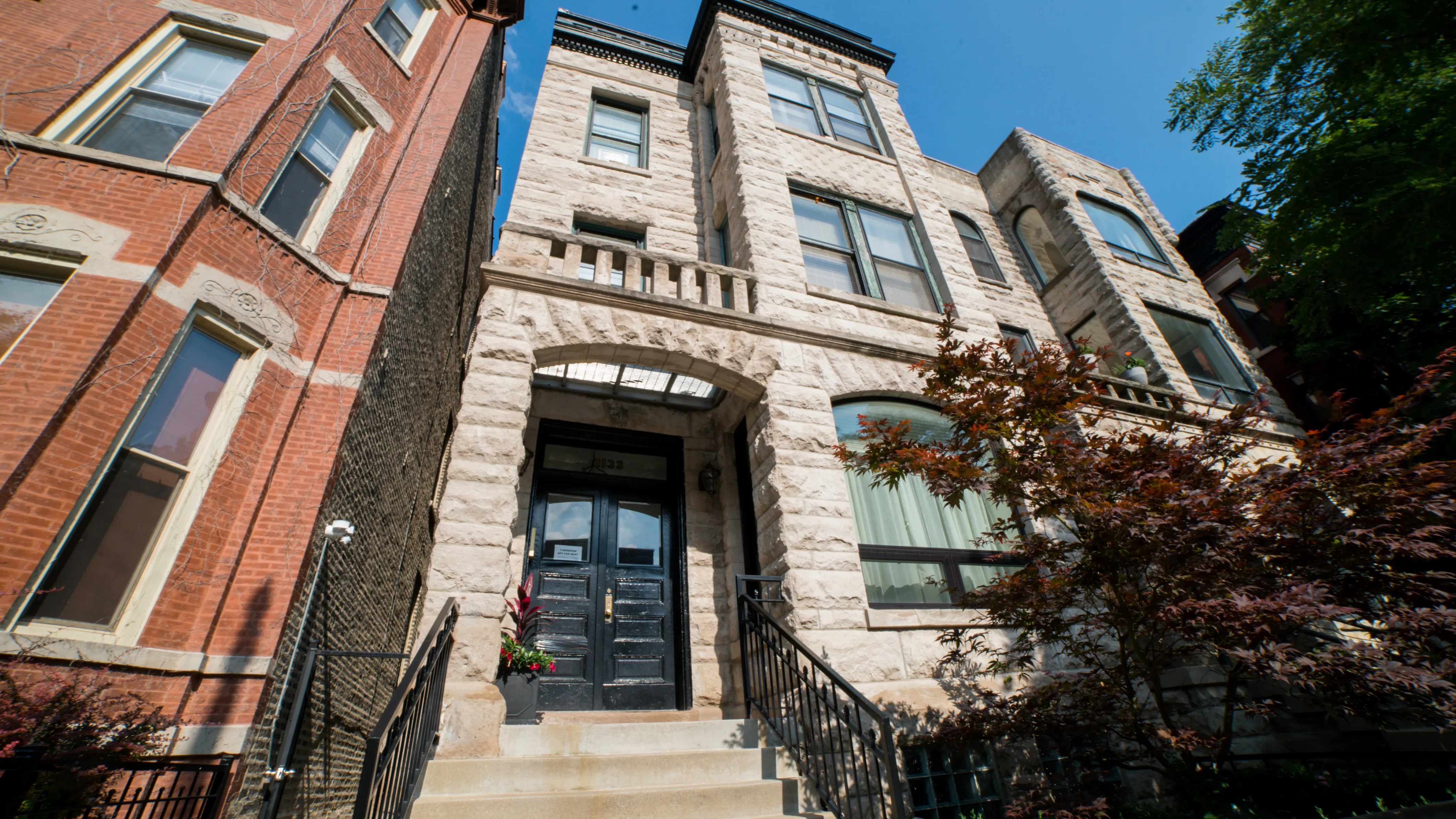 2133 N Sheffield Apartments