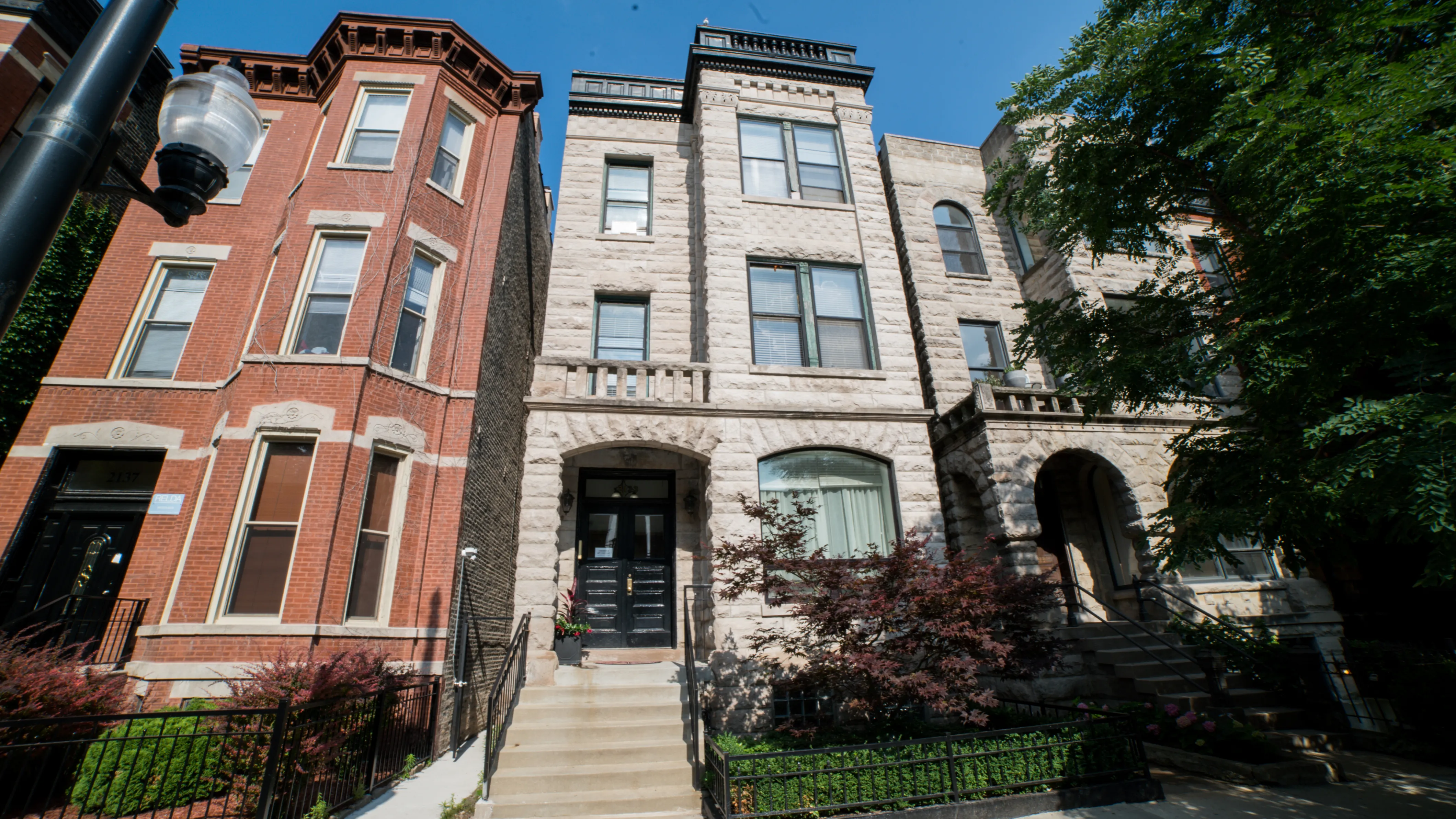 2133 N Sheffield Apartments