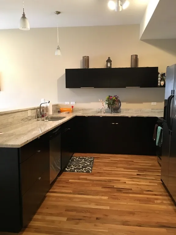 model kitchen at 2157 North Damen Apartments