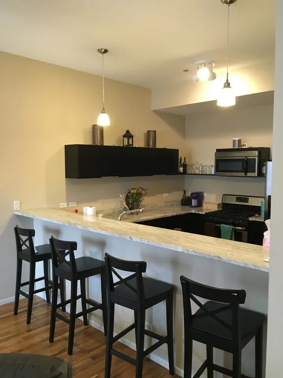 model kitchen at 2157 North Damen Apartments