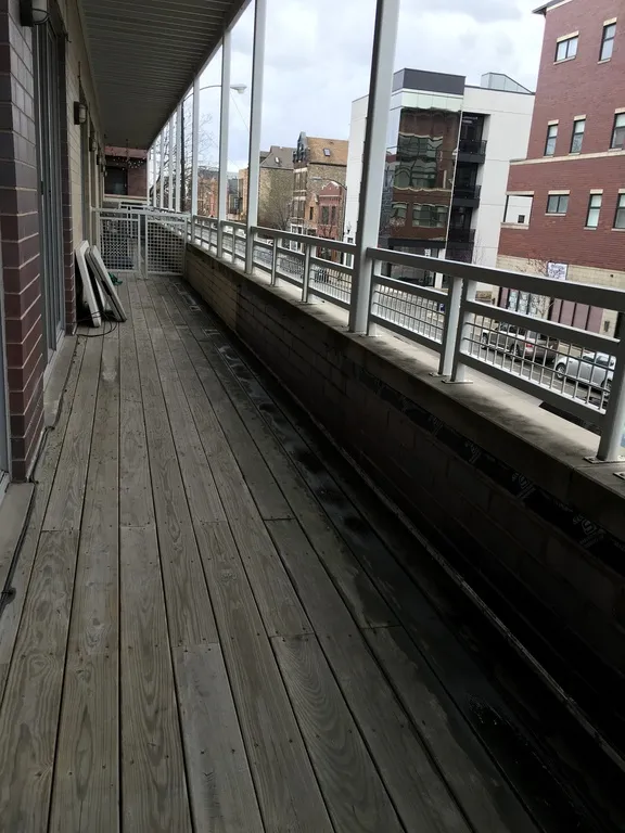model kitchen at 2157 North Damen Apartments