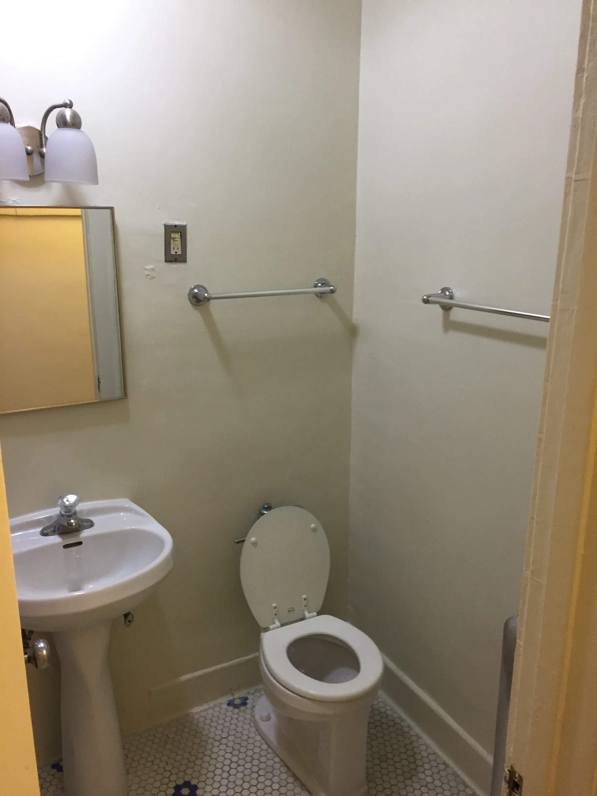 Exterior of 5316 South Dorchester Apartments in Hyde Park Chicago