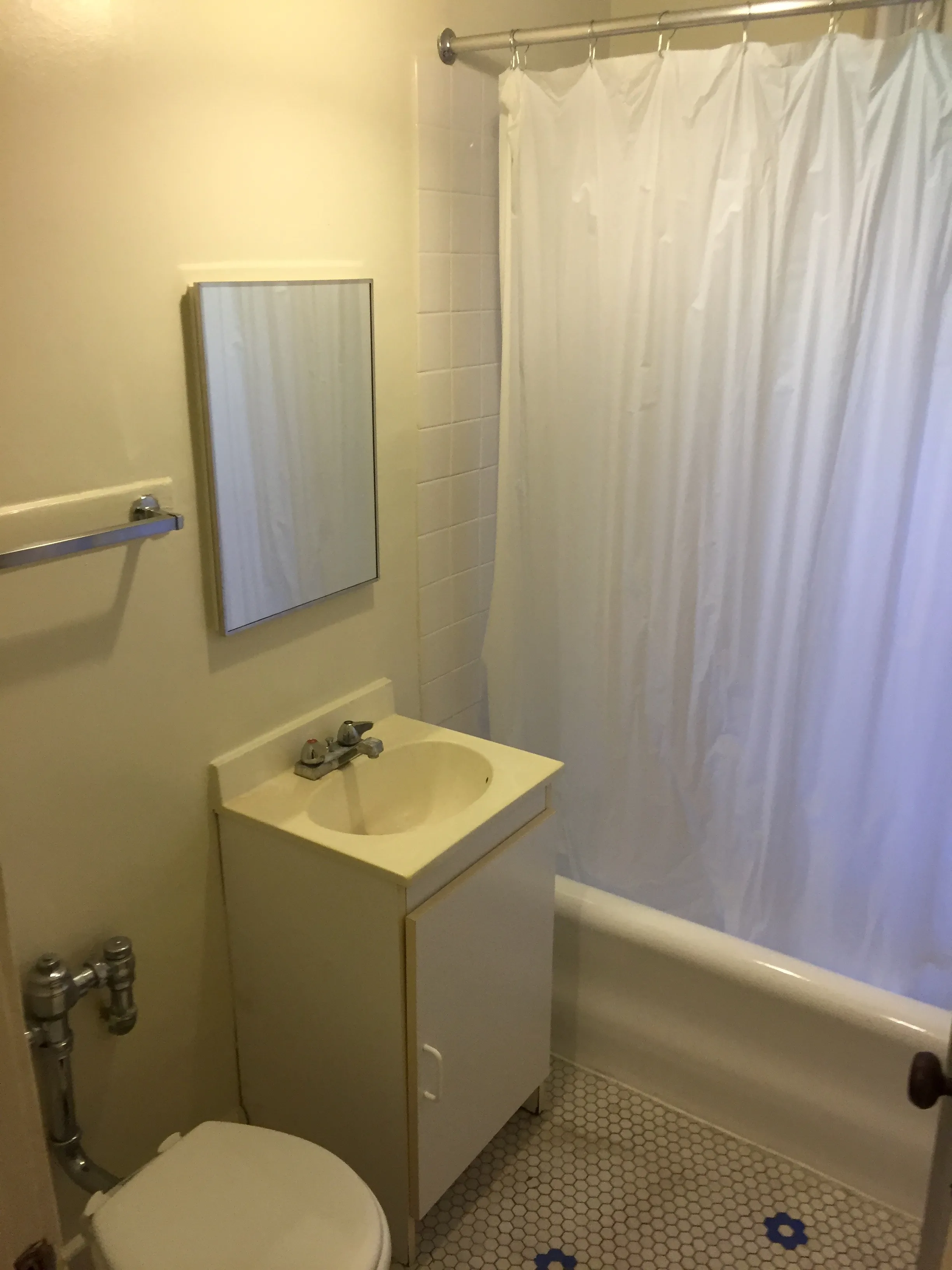 Exterior of 5316 South Dorchester Apartments in Hyde Park Chicago