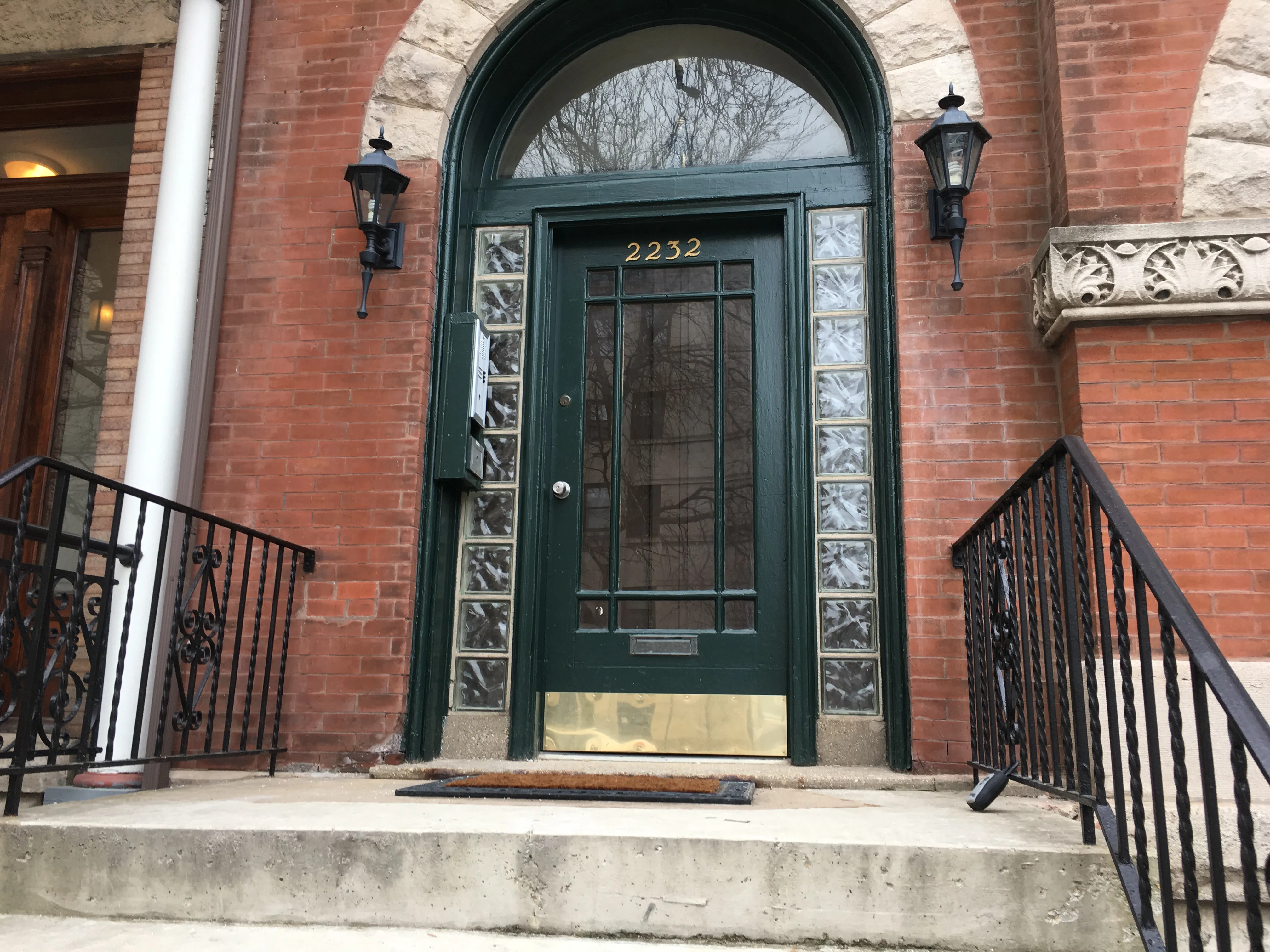 2232 N Kenmore Apartments