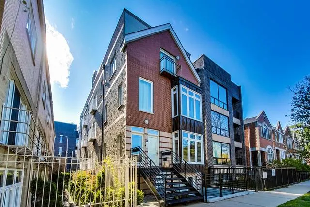 2506 N Greenview Apartments