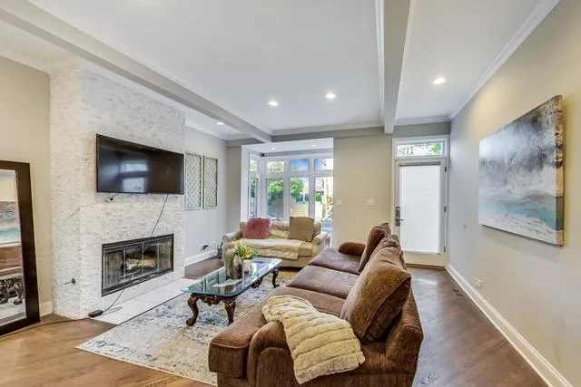 2506 N Greenview Apartments