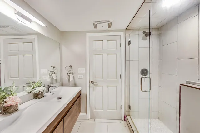 2506 N Greenview Apartments