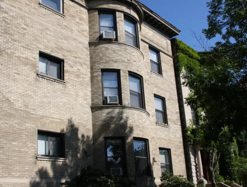 exterior front on waveland of 917 West Waveland Apartments