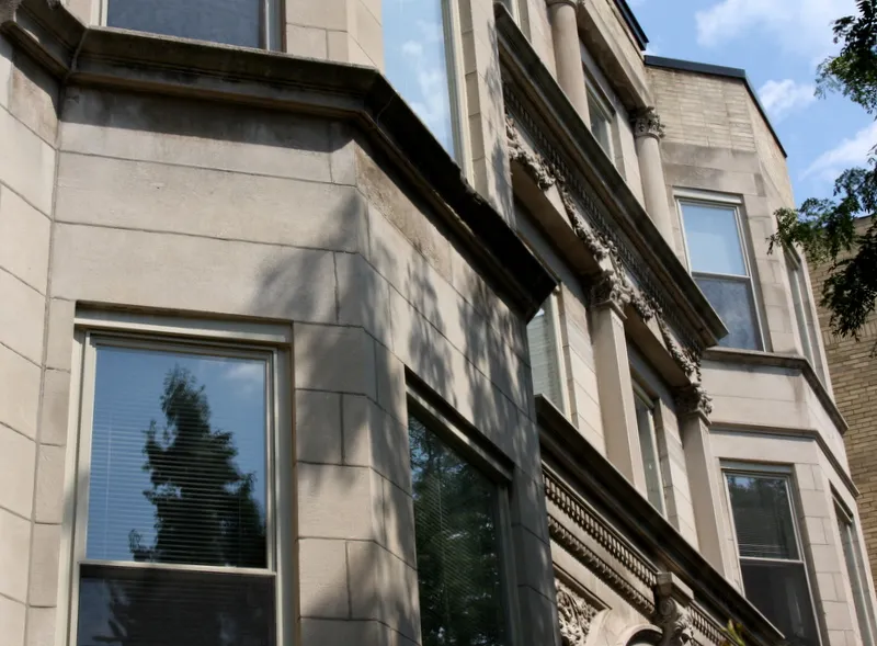 building exterior of 652 West Roscoe Apartments