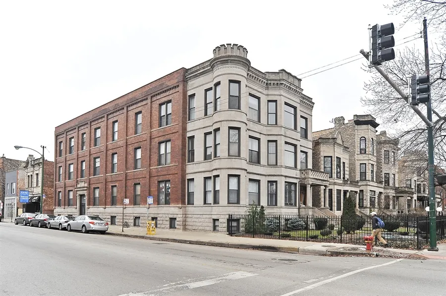 2801 W Logan Apartments