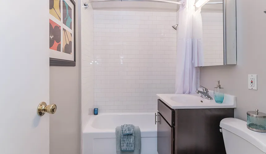 street entrance of Reside on Wellington Apartments in Lakeview Chicago