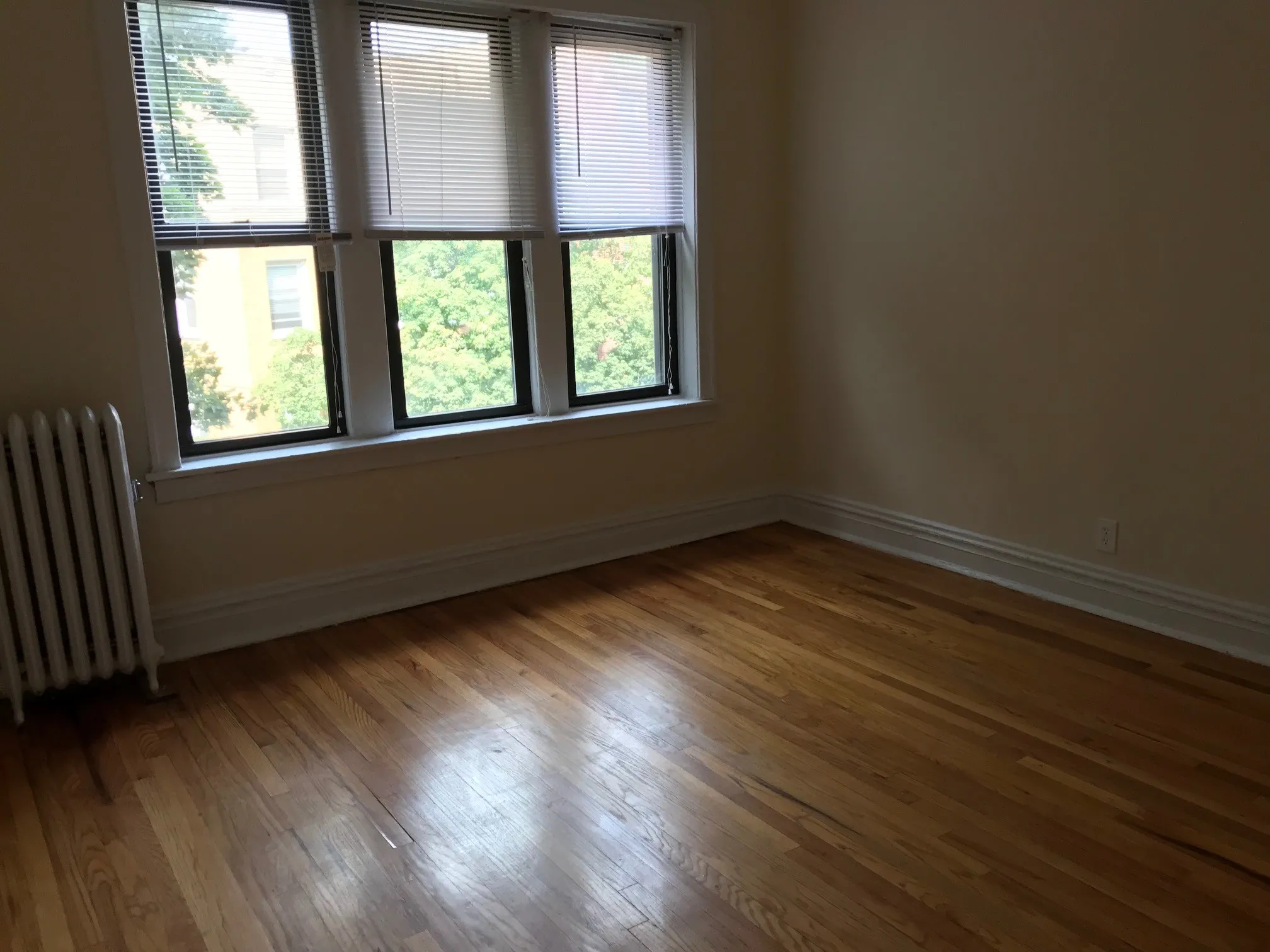 vintage living room with wood floors at 627-41 West Roscoe Apartments