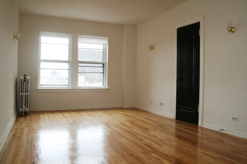 The vintage brick 4423 N Sheridan Road Apartments in Uptown Chicago