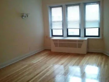 courtyard entarnce of 6960 N Sheridan Apartments