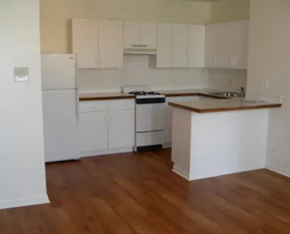 4241 N Kenmore Apartments