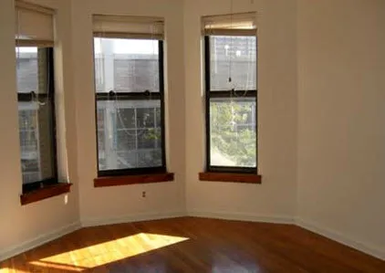 900-902 W Montrose Apartments