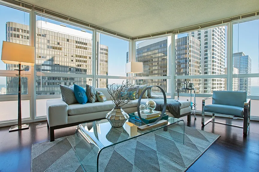 living room with couches at The Streeter in Streeterville