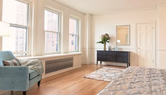 living room at 3240 N Lake Shore Drive Apartments in Lakeview Chicago