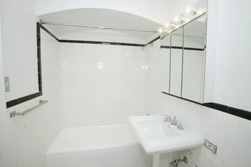 enormous living room with wood floors at 3000 N Sheridan Apartments