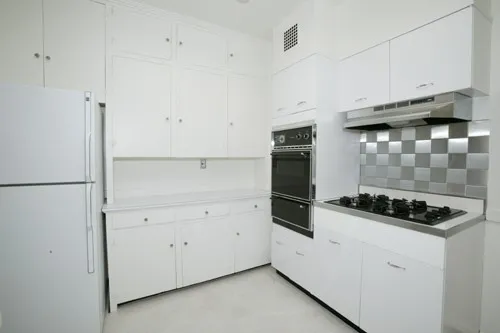 enormous living room with wood floors at 3000 N Sheridan Apartments
