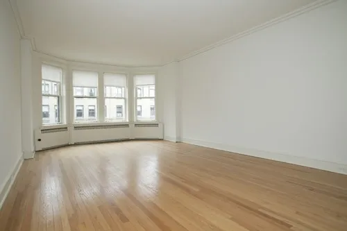 enormous living room with wood floors at 3000 N Sheridan Apartments