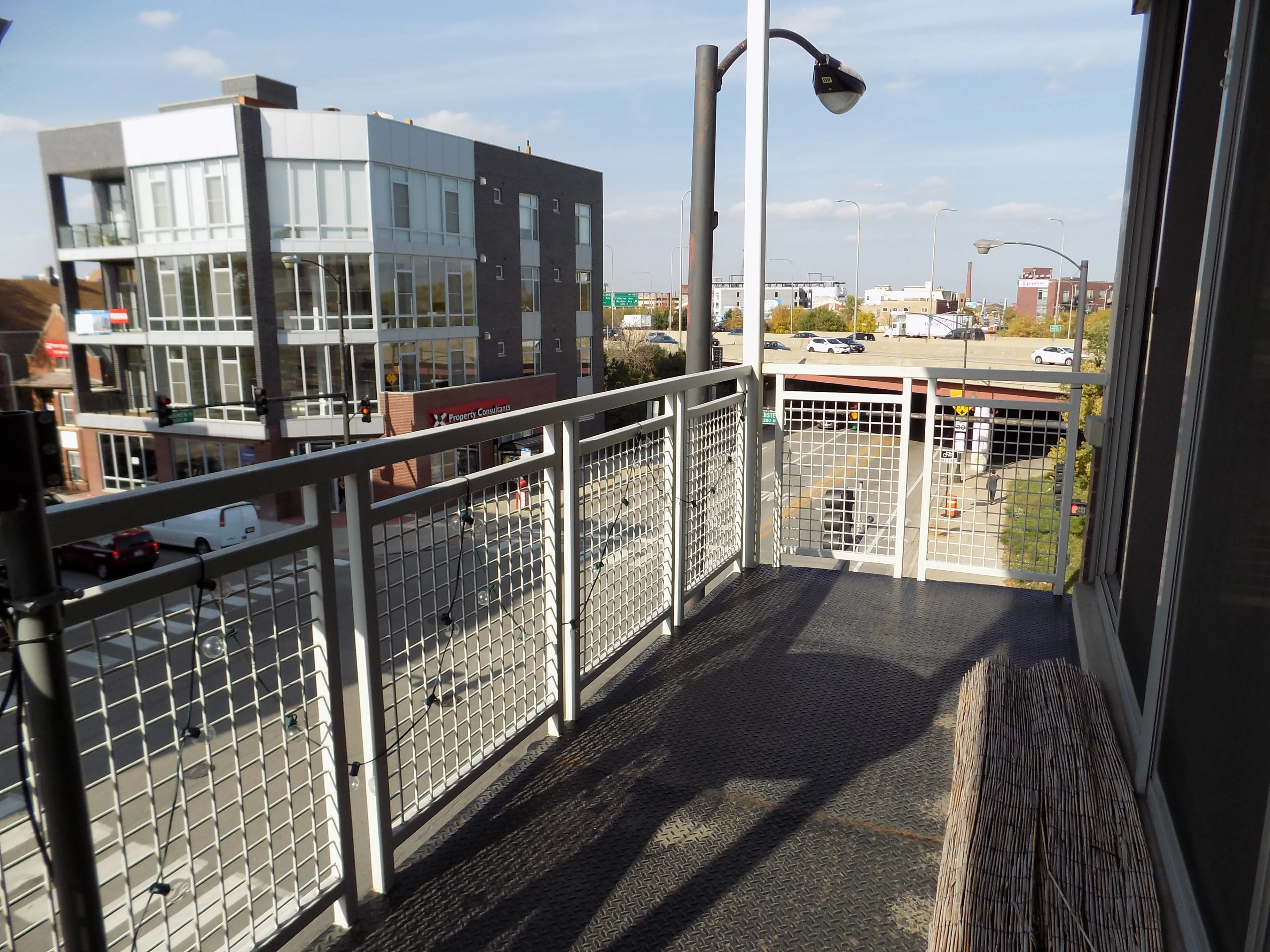 model kitchen at 2157 North Damen Apartments
