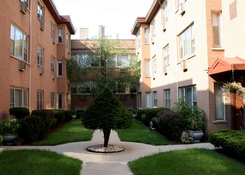 1318-1324 Lunt Apartments