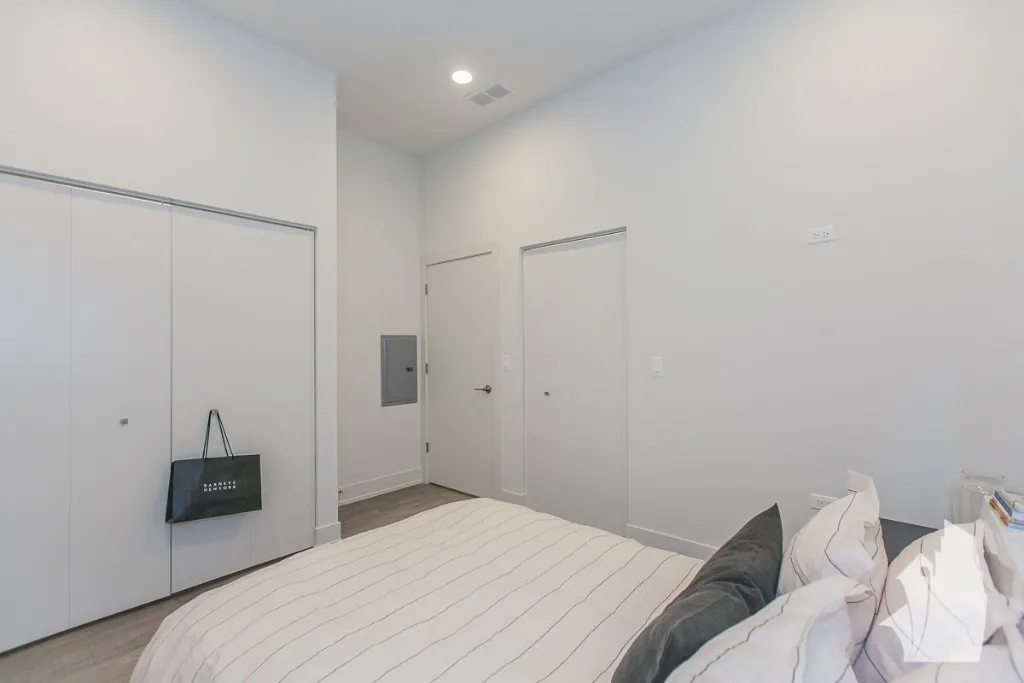 853 North Larrabee Apartments