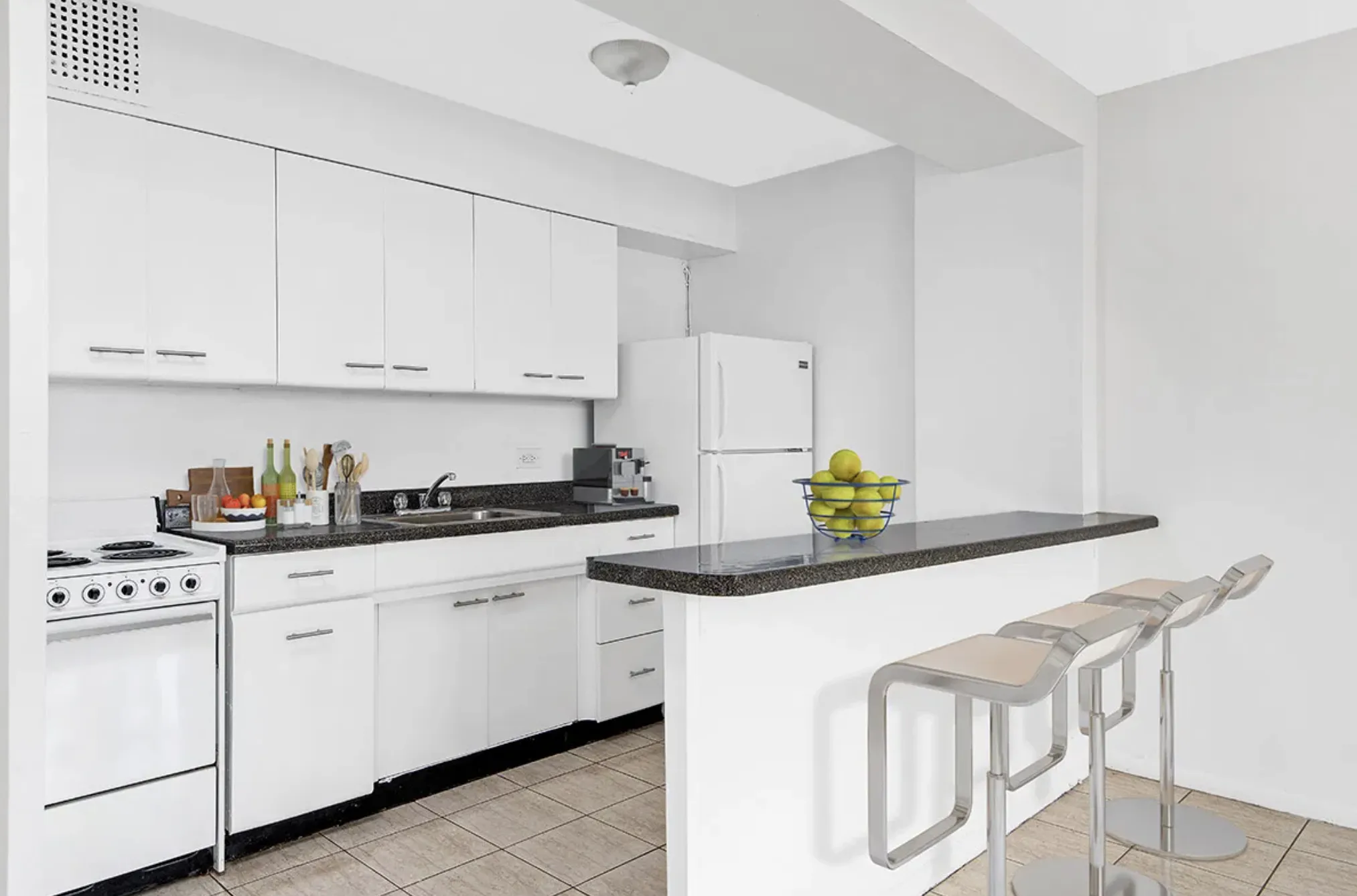 350 West Oakdale Apartments in Lakeview, Chicago