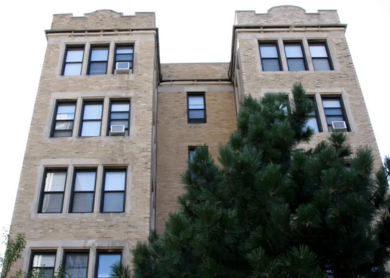 entry to courtyard at Buena Terrace Apartments in Uptown Chicago