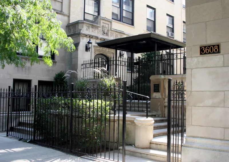 building exterior / front entrance