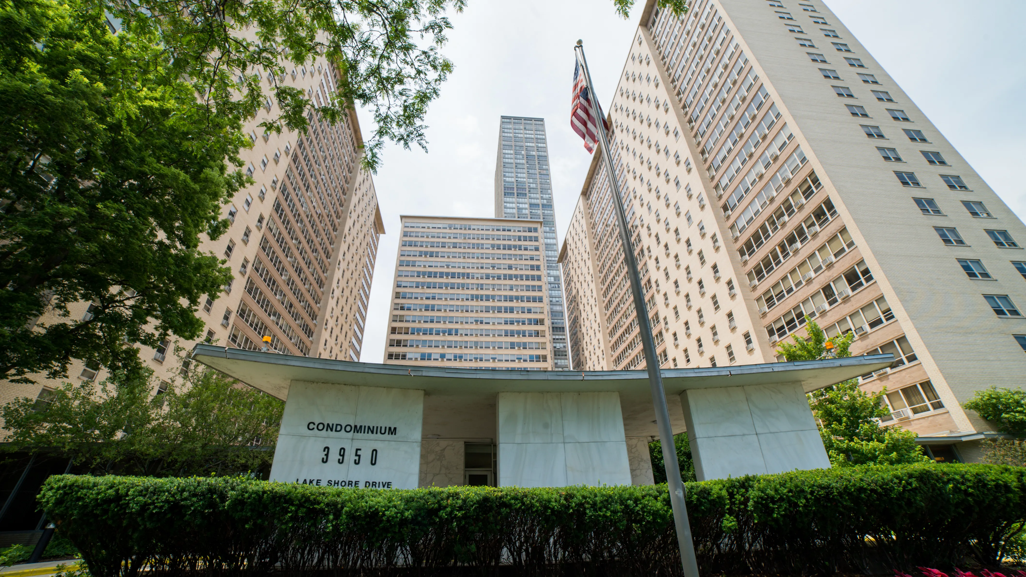 3950 N Lake Shore Apartments