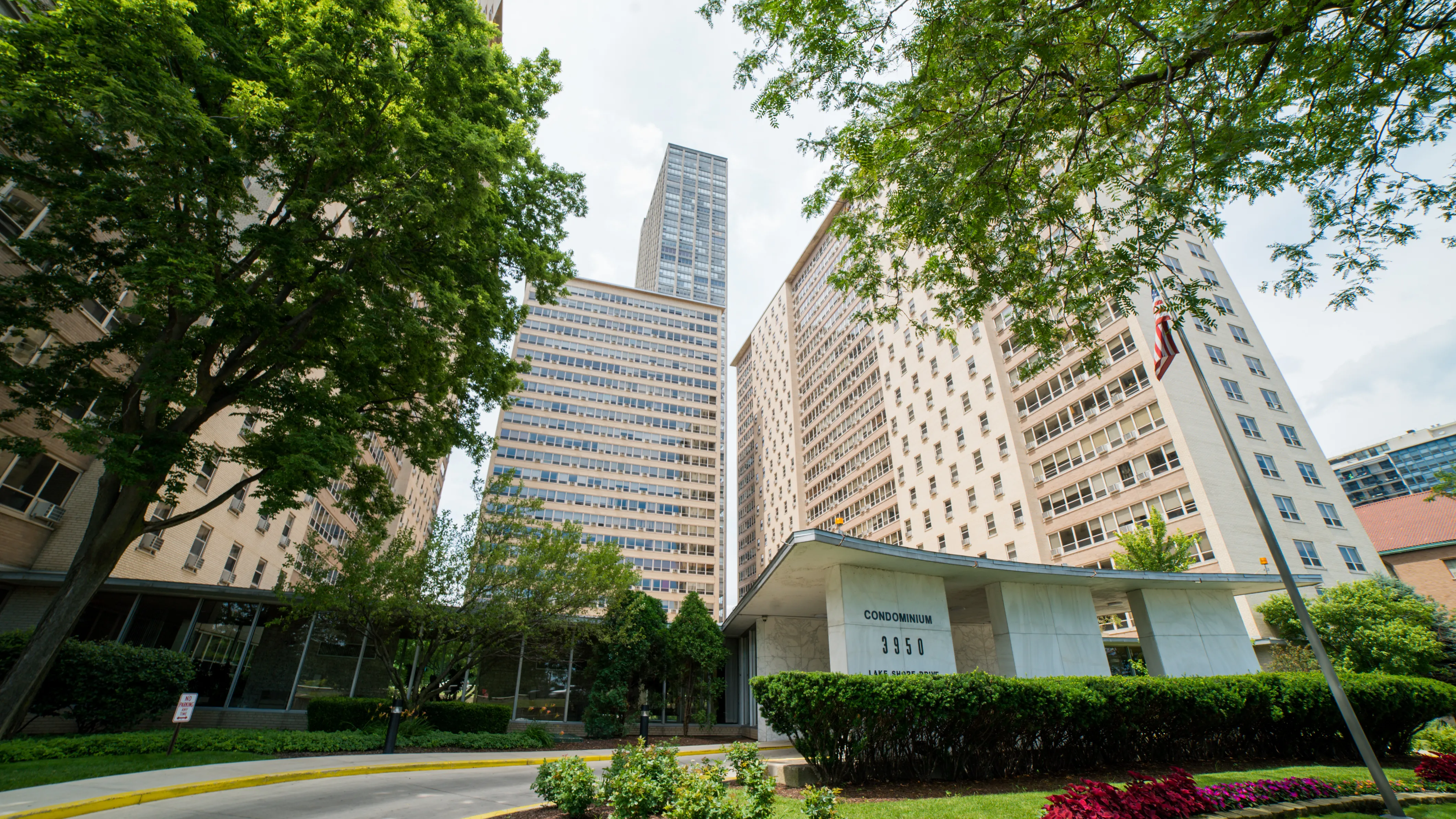 3950 N Lake Shore Apartments