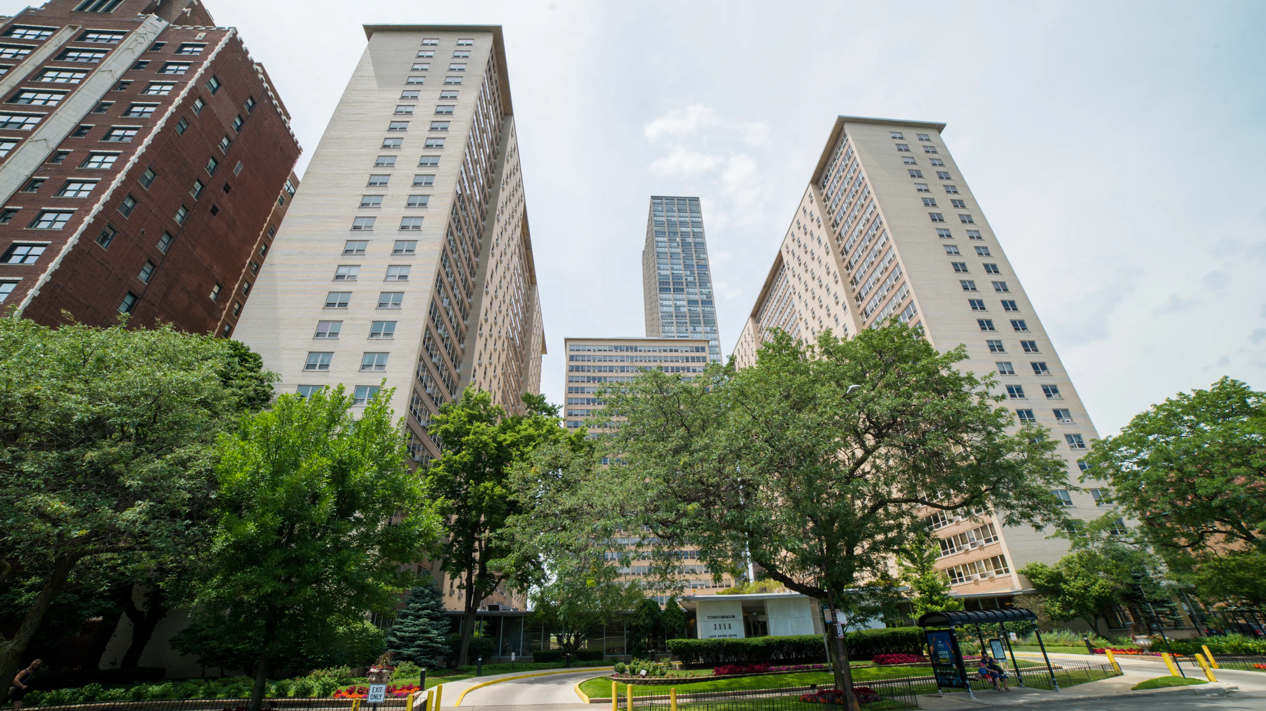 3950 N Lake Shore Apartments