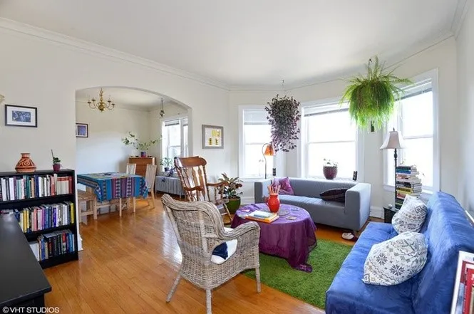 model furnished living room at 6616 North Glenwood Apartments